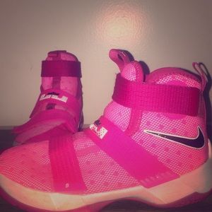 girl lebron james shoes